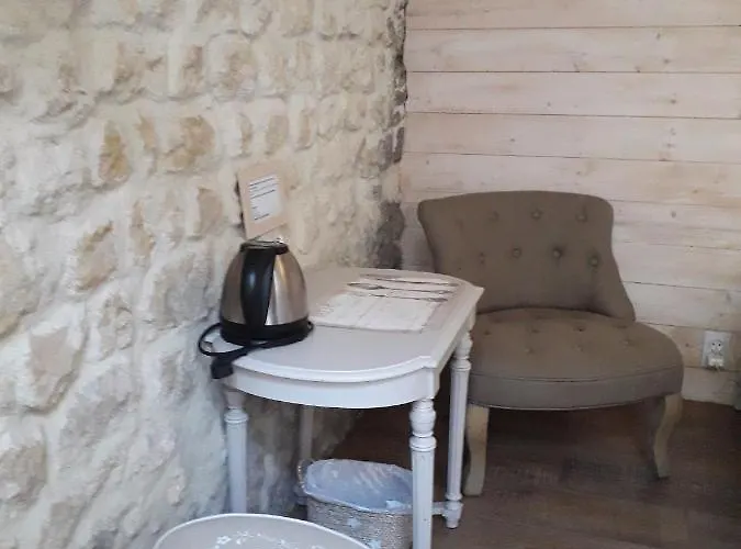 Chambres D'hotes Domaine Du Hutrel Bed & Breakfast 3*